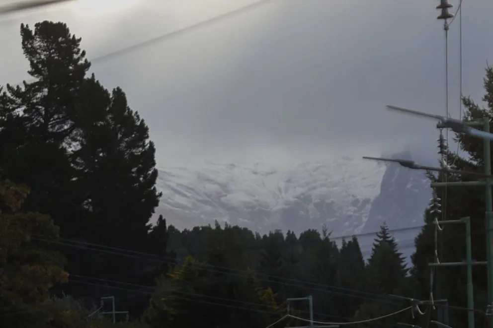 El temporal dejó nieve en las montañas y mucho frío: ¿Cómo sigue el clima en Bariloche?