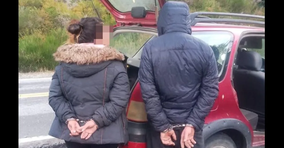 Volcó camino a El Bolsón, salió a pedir ayuda y una pareja le sustrajo elementos de su rodado