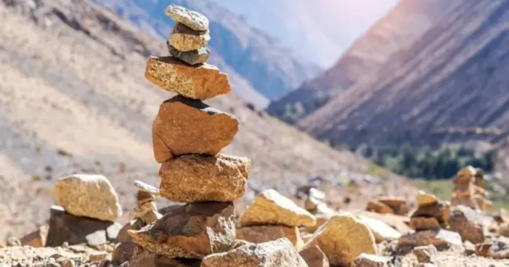 Piden a los visitantes que no apilen más piedras en los Parques Nacionales