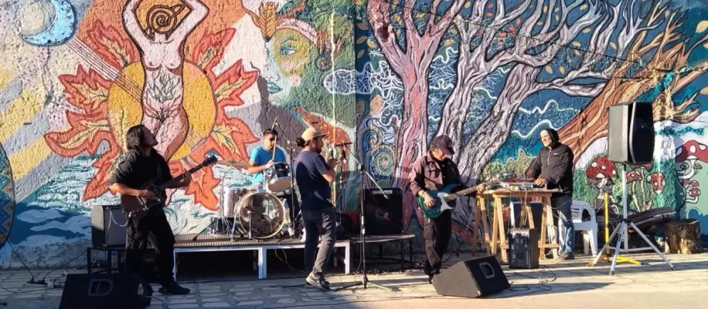 Enigma, Un Par de Cualquieras y Prohibido Prohibir contra la “Distorsión”