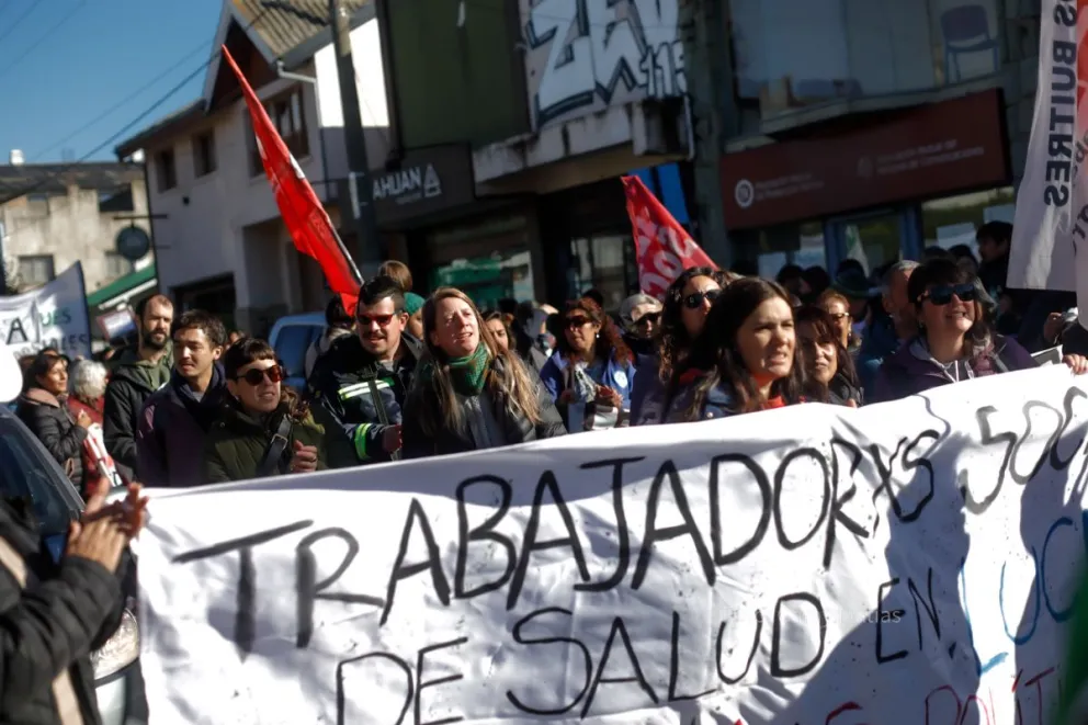 Trabajadores de salud y sindicatos estatales vuelven a marchar por aumentos salariales y contra los despidos
