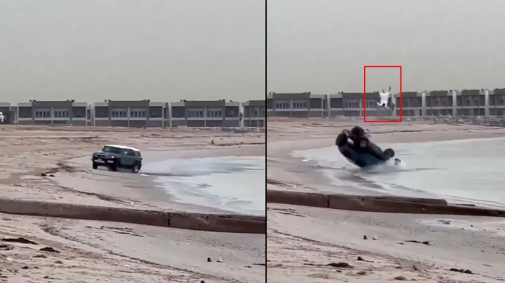 Video: un hombre salió eyectado de su vehículo tras volcar en la playa