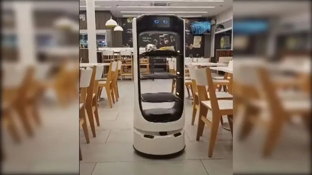 Una estación de servicio de Roca tiene a un robot mozo que entrega los pedidos