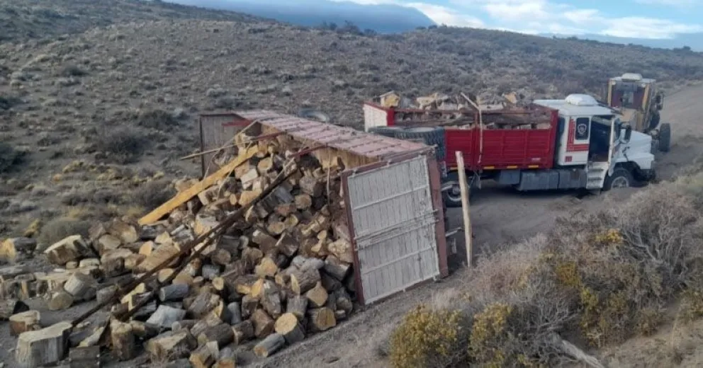 Quiso auxiliar a un camión pero terminó chocándolo