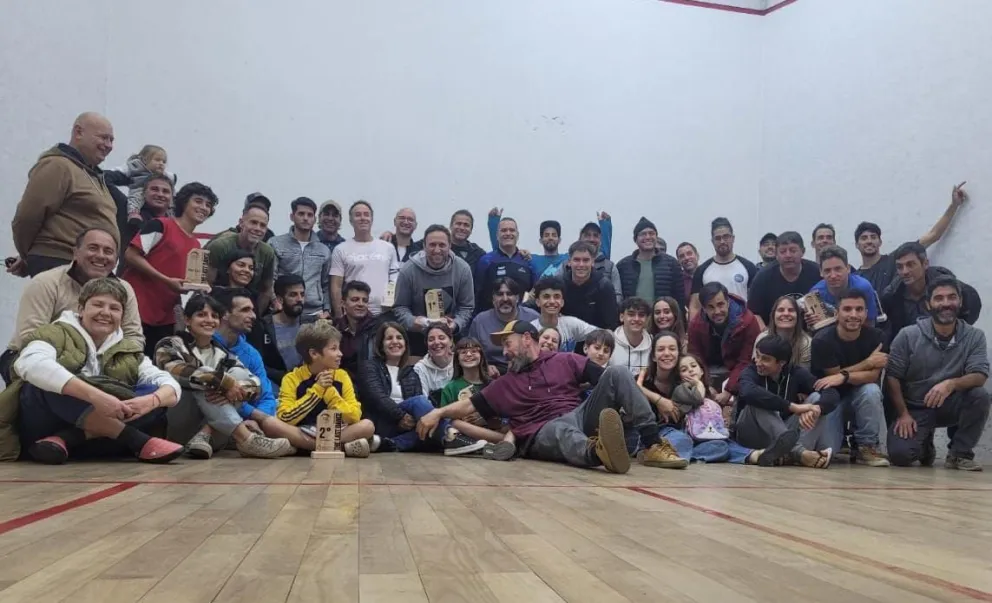 Festejo de Gustavo Lomaglio en la apertura del Circuito Patagónico de Squash 