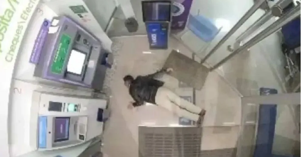Provocó destrozos en un cajero automático y se quedó dormido