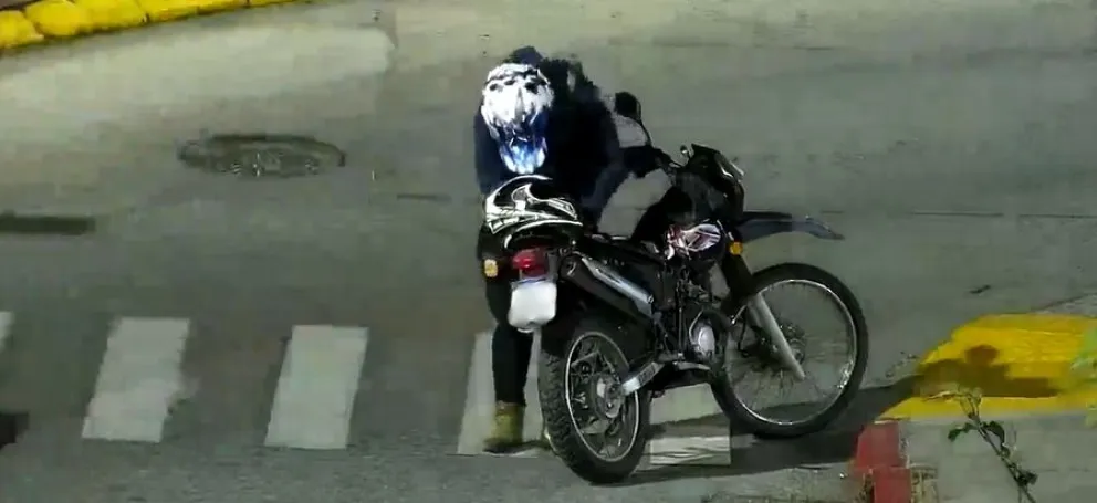 Conductor atropelló a un motociclista y huyó pero después chocó contra un árbol: estaba ebrio