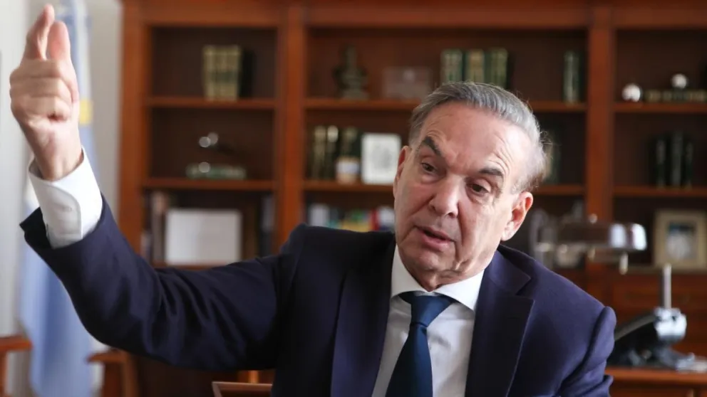 Pichetto busca derogar una ley que protege los derechos indígenas sobre sus tierras