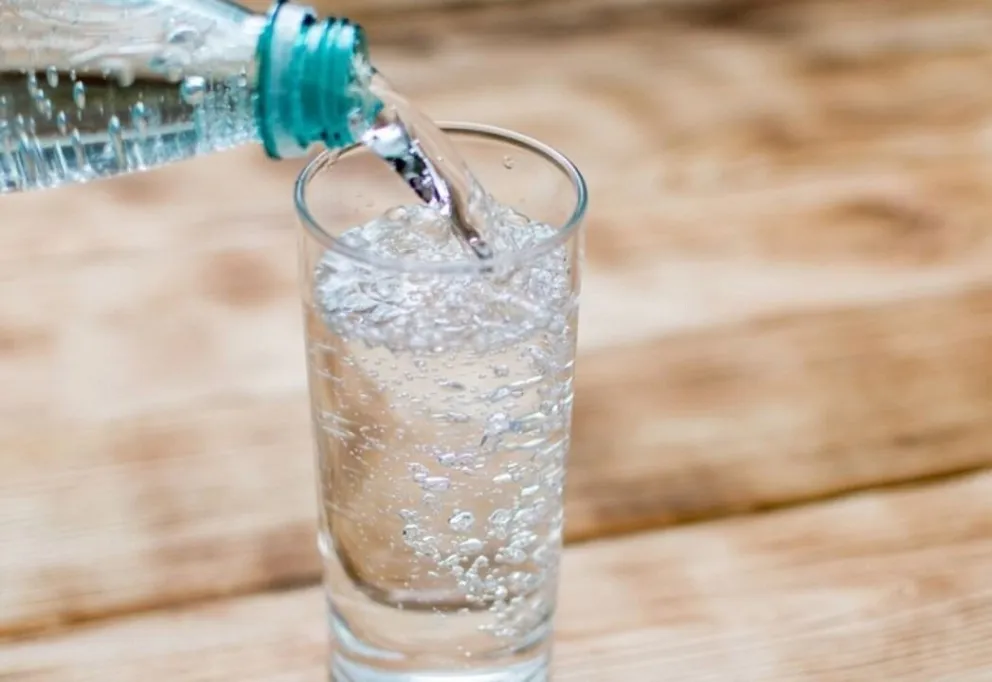 Mitos y beneficios del agua con gas: ¿Una opción saludable?