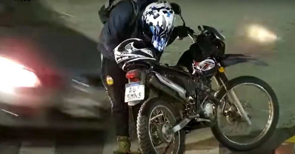 ¿Cuál es el estado de salud del motociclista que fue atropellado?