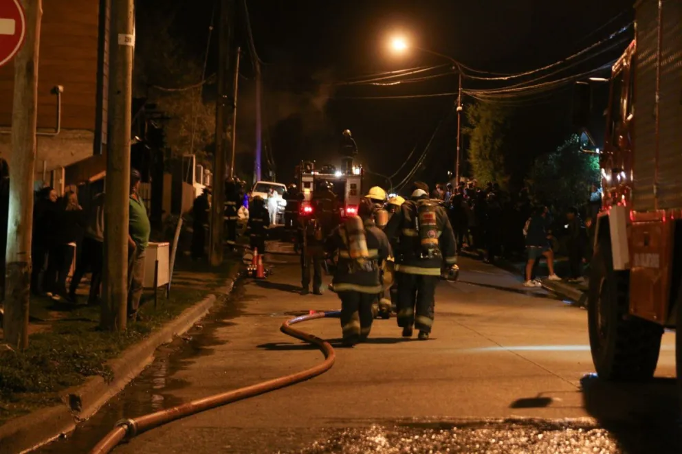 Un taller de muebles sufrió pérdidas totales en un incendio