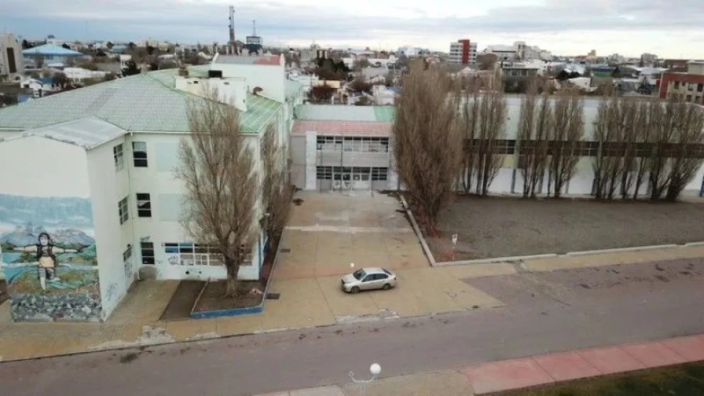 Borrachos entraron a una escuela, golpearon y amenazaron a los estudiantes con un cuchillo