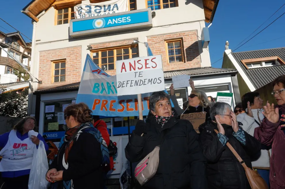 Realizan en las oficinas de ANSES un nuevo “Abuelazo” en contra de las medidas de Milei