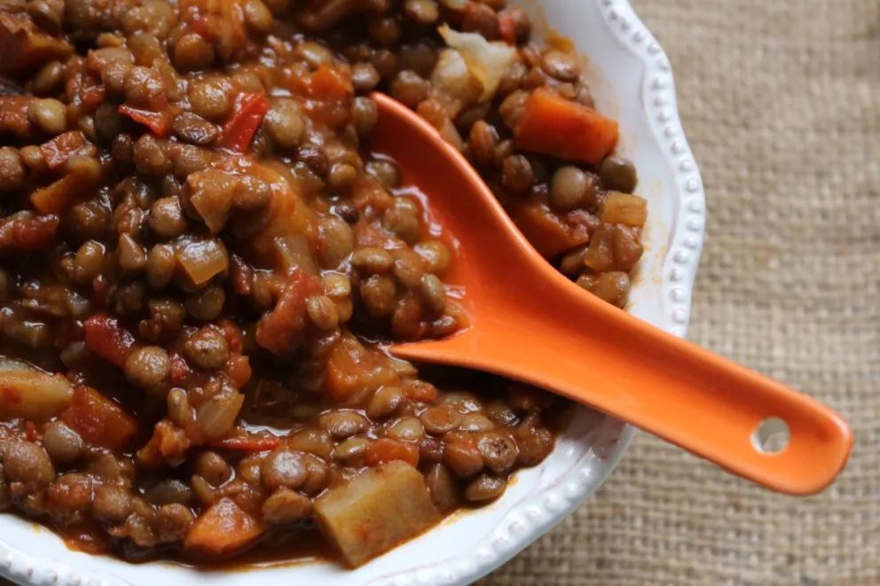 Guiso de lentejas: cómo preparar este clásico argentino y hacerle frente al frío