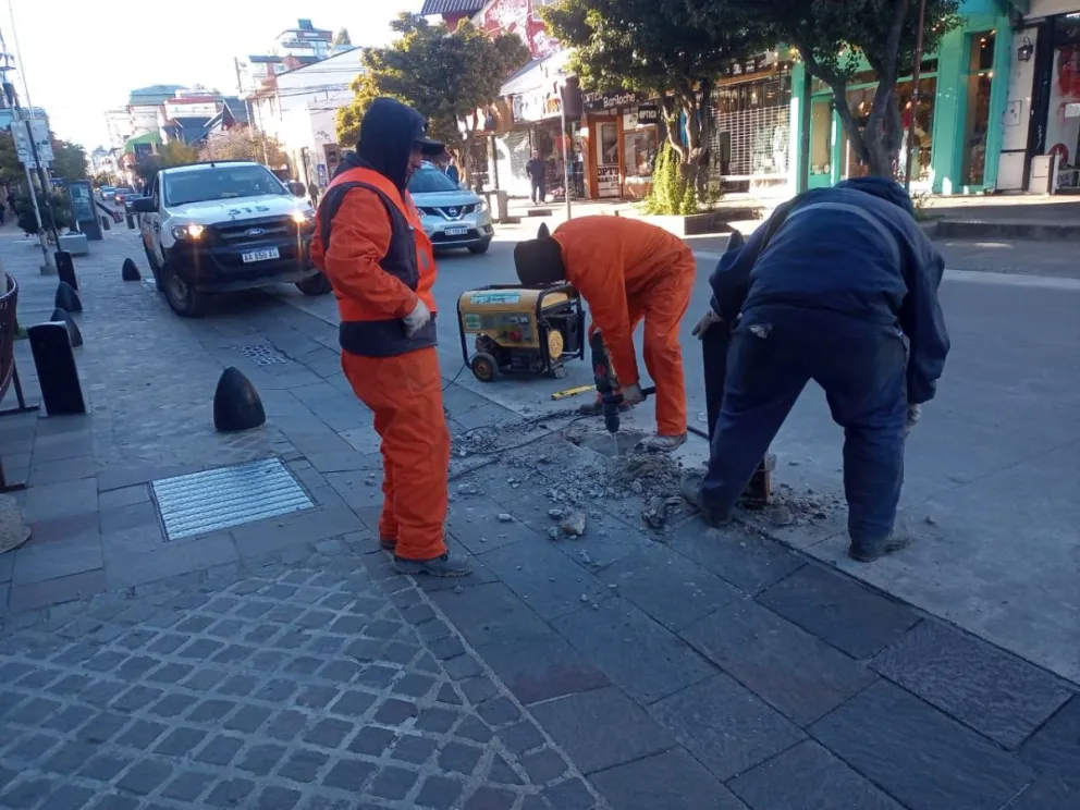 Por tareas de bacheo en distintos puntos de la ciudad se solicita precaución al transitar