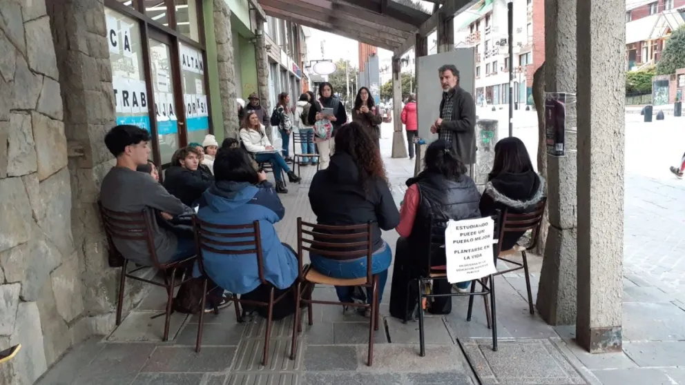 La Universidad Nacional de Río Negro da clases en la calle
