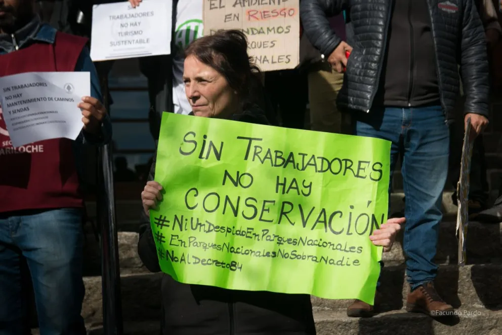 Alrededor de ochenta personas quedarían afuera de Parques Nacionales y se encienden las alarmas en el Nahuel Huapi