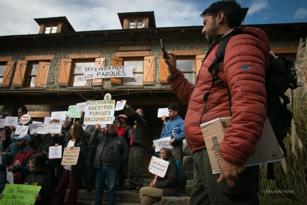 Imagen de un reclamo anterior de los trabajadores en la Intendencia del Parque Nacional Nahuel Huapi (foto: Facundo Pardo).