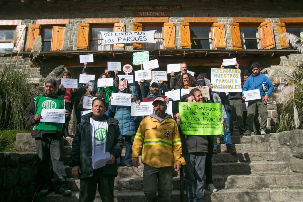La fotografía refleja un reclamo anterior de los trabajadores de Parques, que ahora vuelven a hacer hincapié en la necesidad de mayor personal en las diversas áreas de la Administración (foto: Facundo Pardo).
