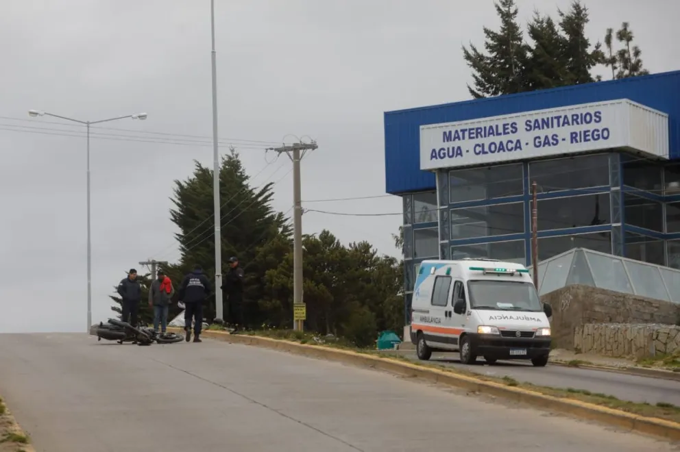 Una motociclista perdió el control en Esandi, cruzó de carril y colisionó contra un poste