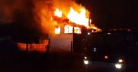Feroz incendio arrasó con una vivienda y tuvo en vilo a los vecinos de El Pilar