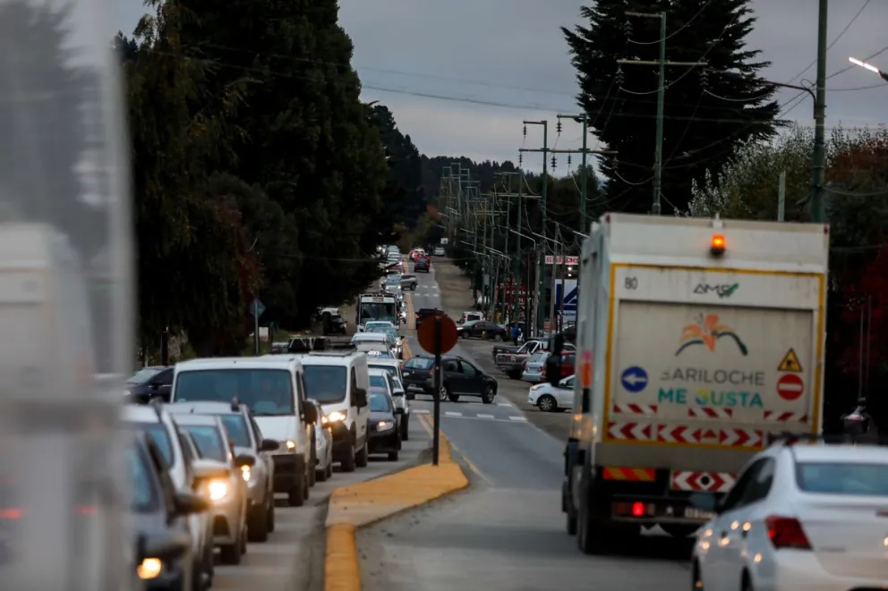 Demoras y largas filas de vehículos en las avenidas Bustillo y Pioneros