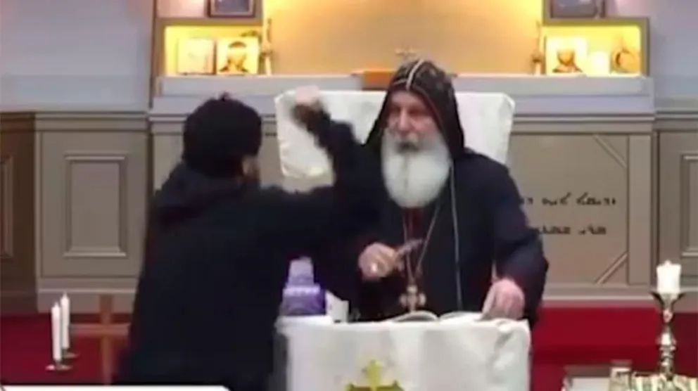 Imágenes sensibles: apuñaló a un sacerdote y a varias personas en plena misa