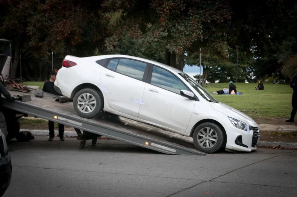 ¿Qué encontraron en el Chevrolet Onix que secuestraron en pleno centro de Bariloche?