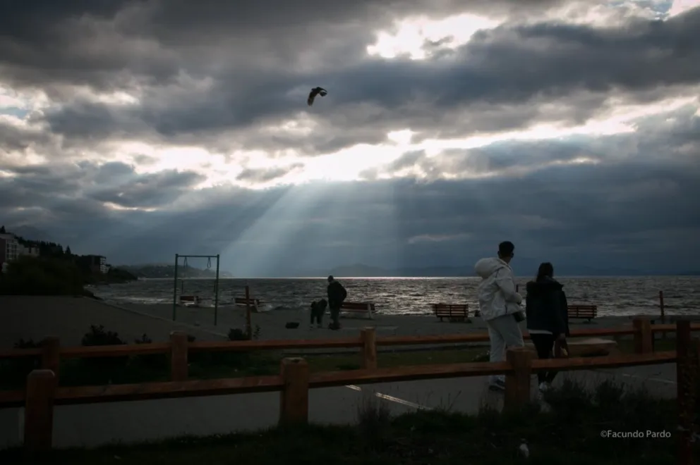 Las nubes no impiden que vecinos y turistas disfruten de la magia de Bariloche