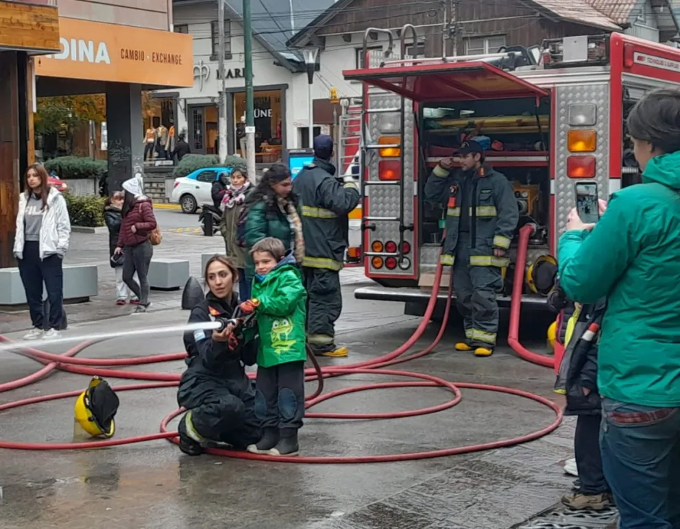 La primera expo de Bomberos Voluntarios Bariloche fue muy bien recibida por la comunidad