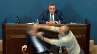 Video: diputado opositor le pegó una trompada al lider de otro partido mientras discutían un proyecto de ley