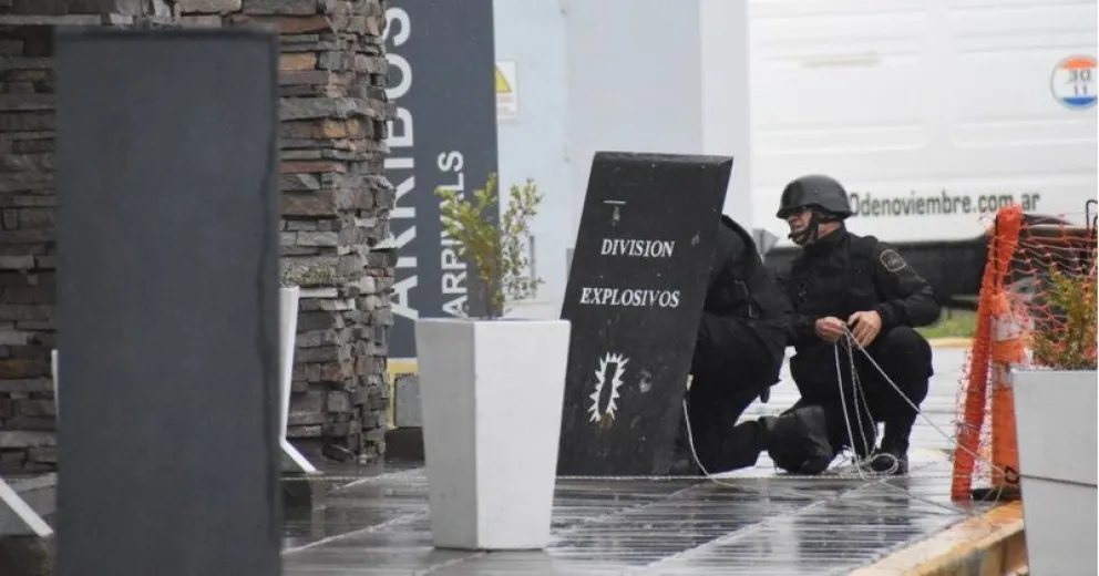Quiénes iban en el vuelo que se demoró por protocolo antiexplosivo