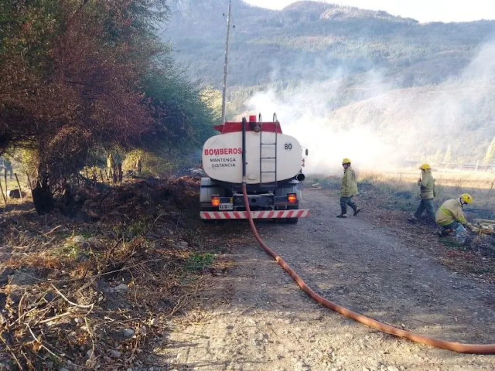 Se descontroló una quema y provocó incendio de más de una hectárea de vegetación