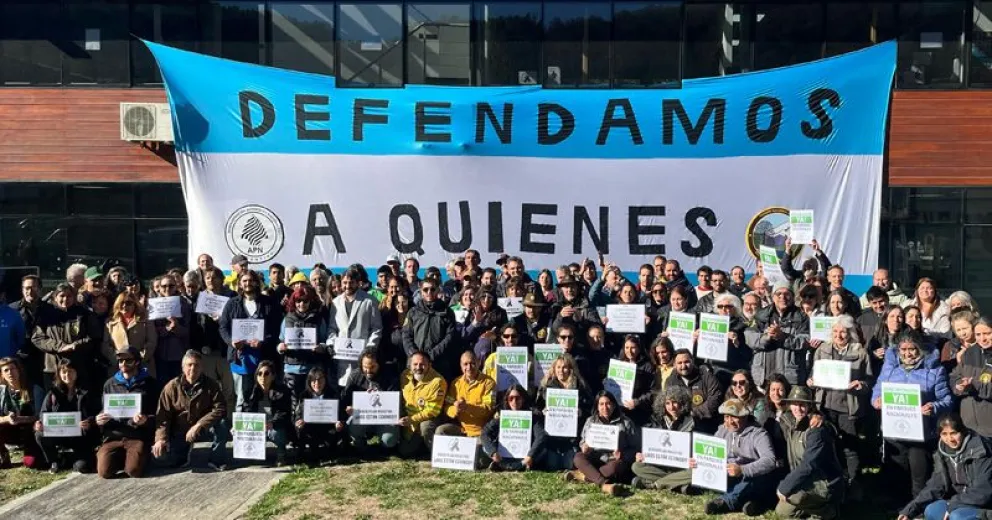 En multitudinaria asamblea se pidió la reincorporación de los trabajadores del Parque Nacional Lanín