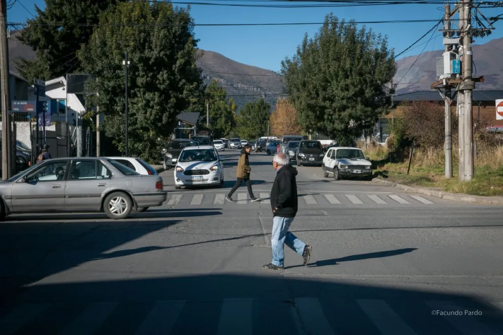 No perdonan a nadie: le sustrajeron elementos a un hombre mientras desobstruía una cloaca