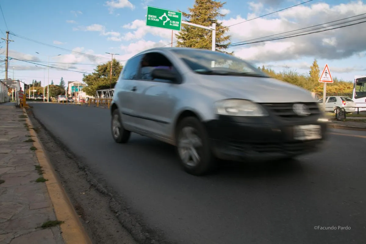 El Concejo de Bariloche aprobó nuevos límites de velocidad: 30 km/h en calles y 50 km/h en avenidas