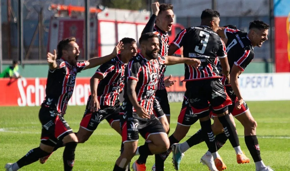 Del botellazo al gol de la clasificación: Brandán anotó el penal decisivo en el triunfo de Chacarita