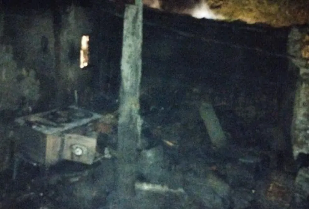 Vecinos intervinieron para sofocar las llamas de un voraz incendio 