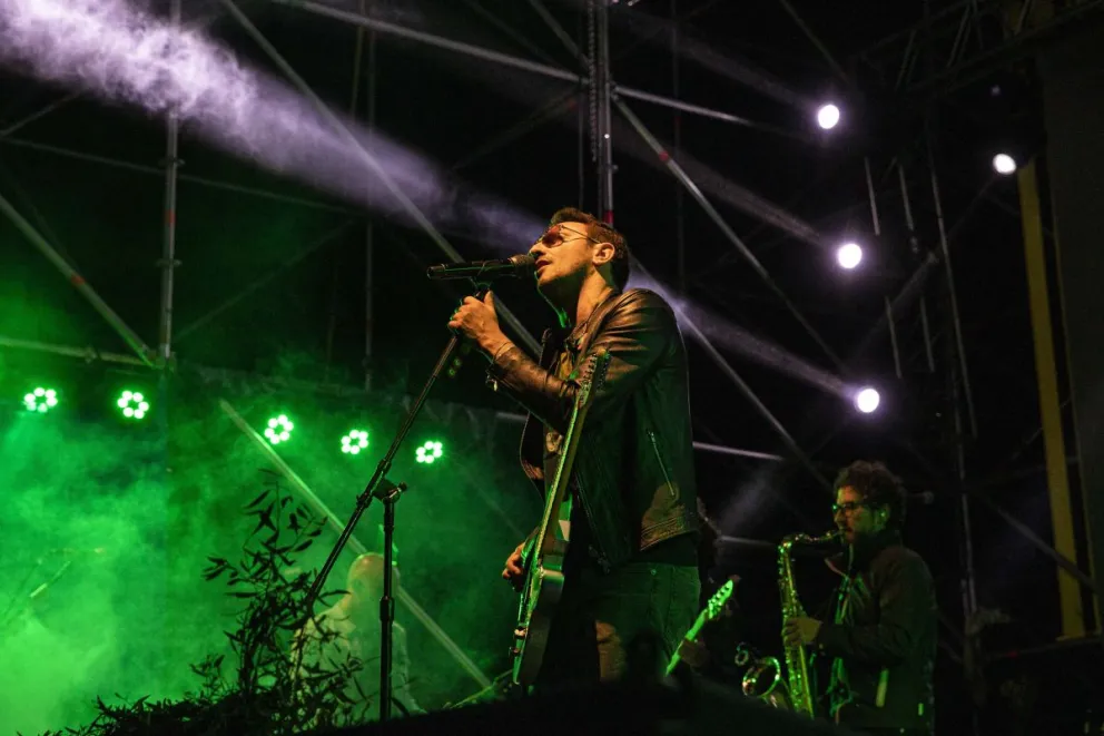 Emiliano Brancciari, en escena, durante el anterior show de NTVG en Bariloche (fotos: Eugenia Neme).