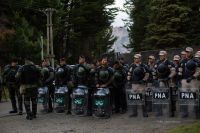 Fuerte presencia policial: gremios y manifestantes no podrán llegar al Llao Llao
