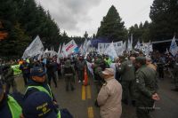 Tensión en las inmediaciones del Hotel Llao Llao por manifestación de los sindicatos 