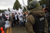 Unos 150 manifestantes repudian la visita de Milei y realizan cortes intermitentes en el cruce al Aeropuerto