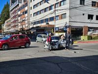 Fuerte choque entre un auto y una camioneta chilena en pleno centro de Bariloche