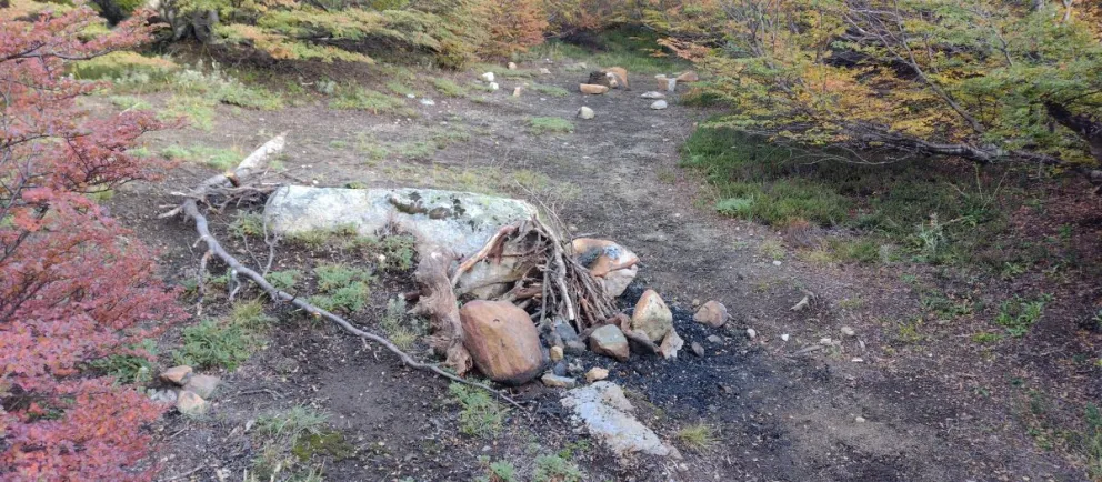 Guardaparques y técnicos recorrieron senderos y encontraron más de 50 fogones irregulares en la montaña