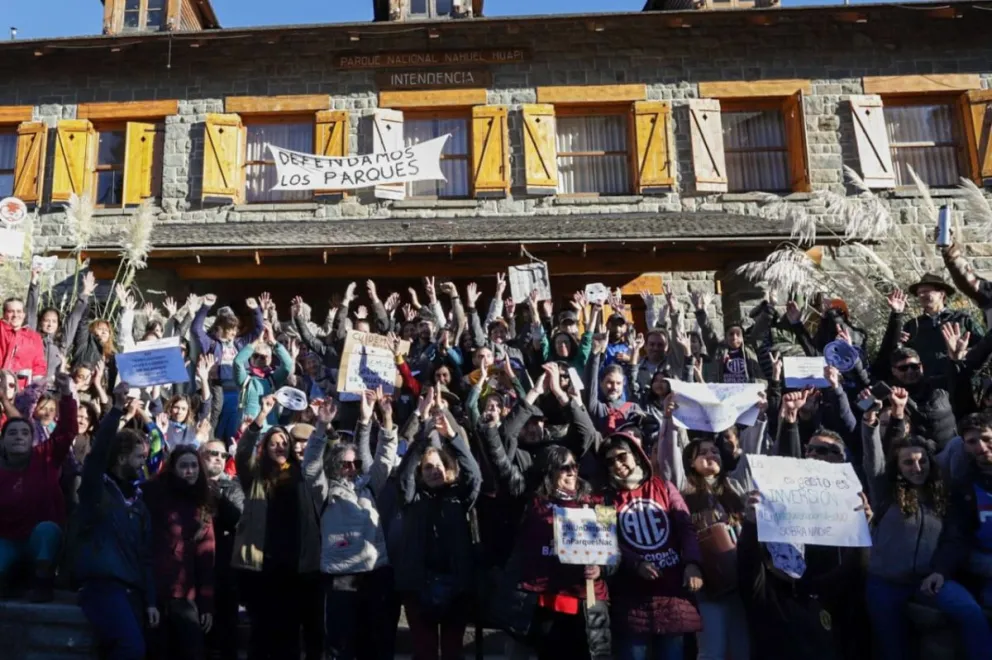 Con un abrazo simbólico, trabajadores del Parque Nacional Nahuel Huapi se manifestaron contra los despidos 