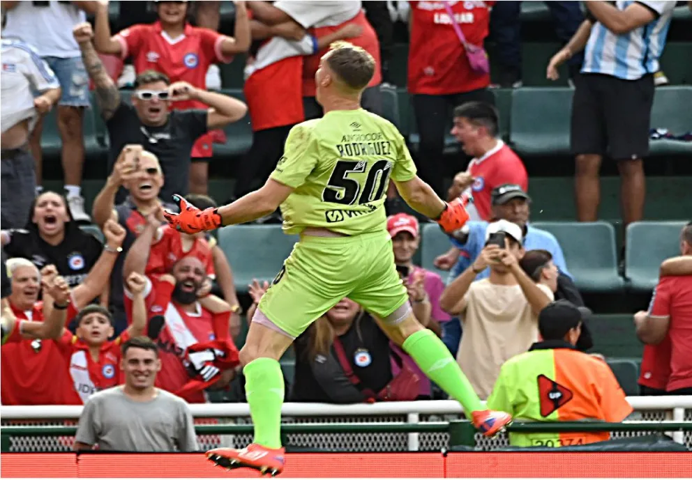 Argentinos Juniors es el primer semifinalista: eliminó a Defensa en los penales