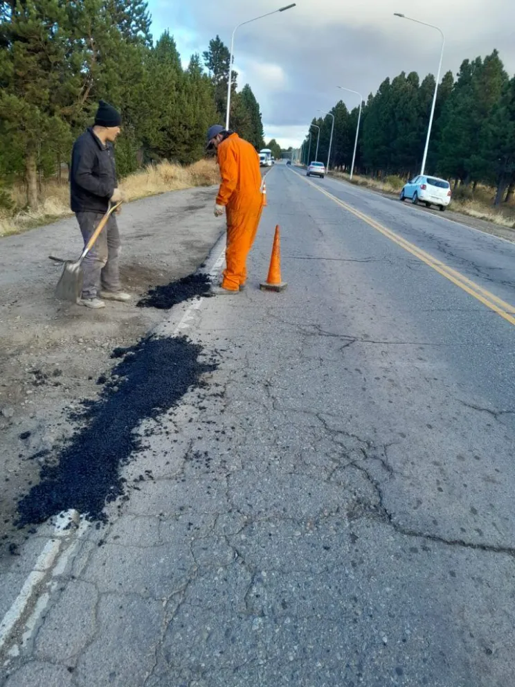 Realizaron trabajos de bacheo en el acceso al Aeropuerto Internacional de Bariloche 