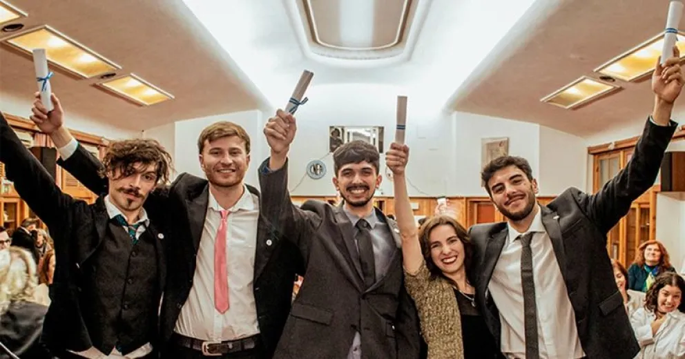 Se recibieron cinco nuevos ingenieros en telecomunicaciones en el Instituto Balseiro