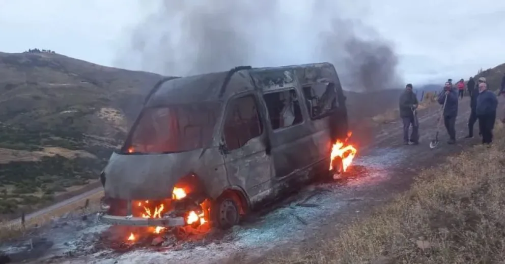 Ardió por completo un transporte escolar rural