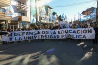 Una multitud marcha en Bariloche para defender la universidad pública